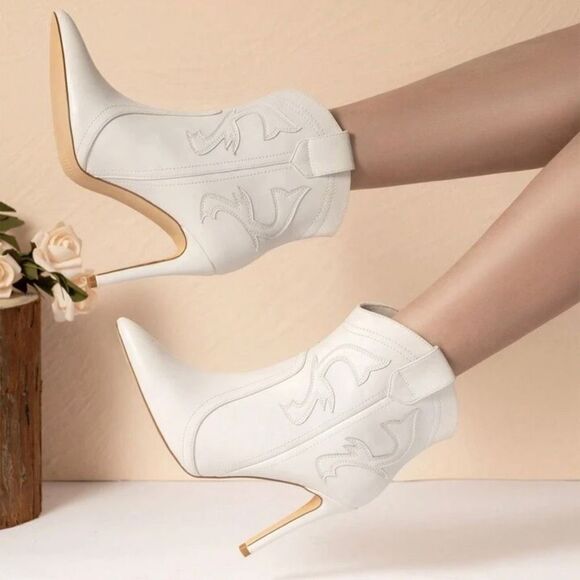 NWT BCBGENERATION 8 White/Ivory Sara Western Heeled Cowgirl Cowboy Ankle Booties - Picture 4 of 12